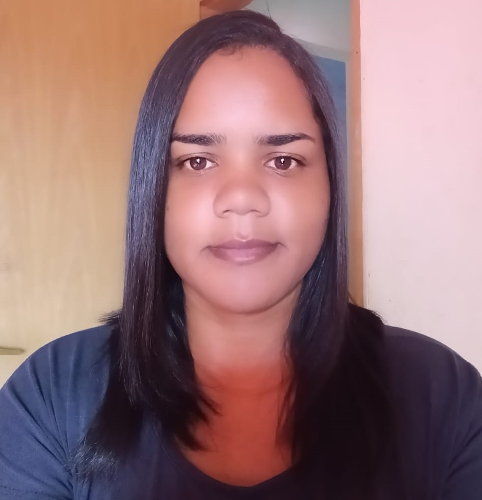 Homem mata esposa a facadas na frente das filhas