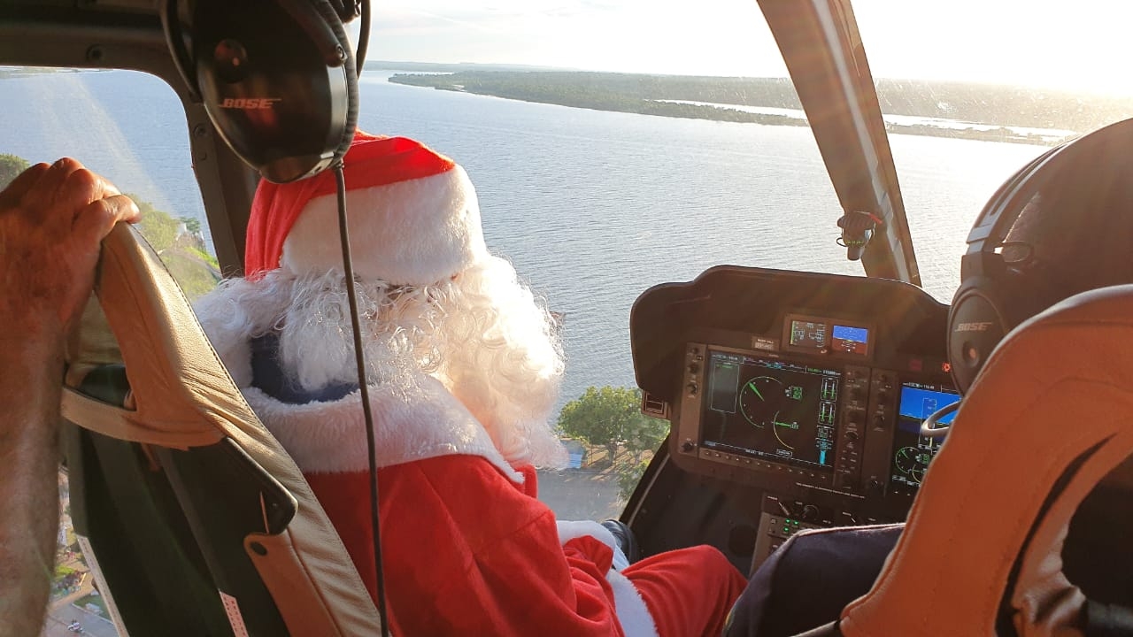 Papai Noel chega de helicóptero em povoado do MA