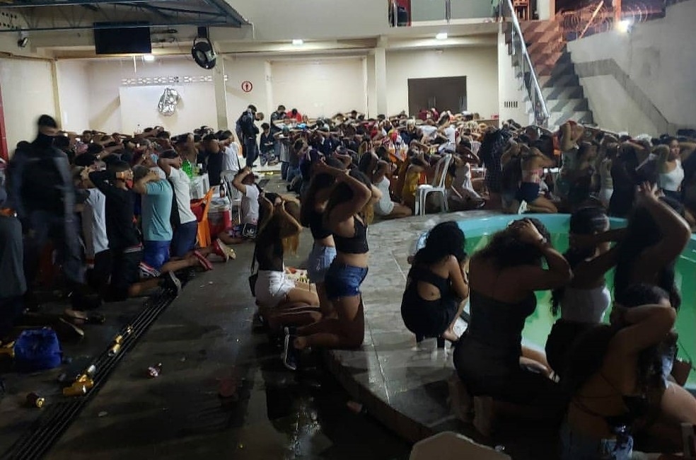 Festa clandestina com mais 300 pessoas é encerrada pela PM