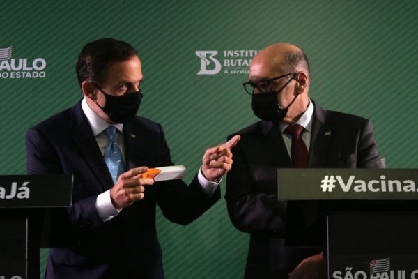 Saúde assinará na terça compra de mais 54 milhões de doses da Coronavac, diz Butantan