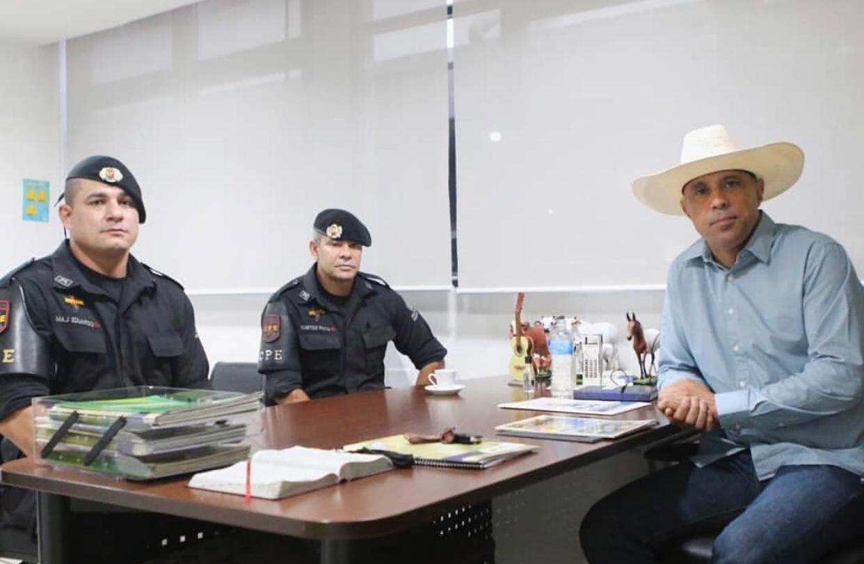 Amauri Ribeiro reúne com comandante da CPE de Trindade, com objetivo de atender as demandas da segurança pública no município