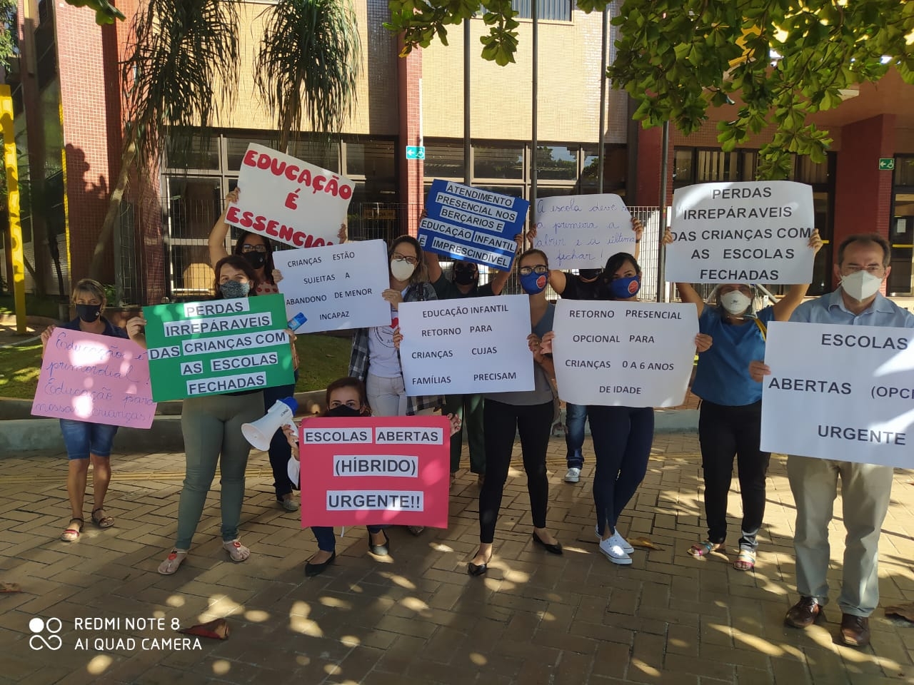 Grupo protesta na Praça Cívica contra medidas restritivas e pede retorno das aulas presenciais
