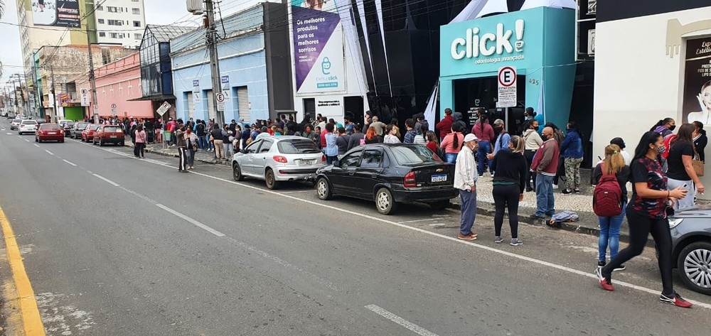 Em Ponta Grossa, famílias passam a madrugada em fila para cadastro de vale-mercado de R$ 150