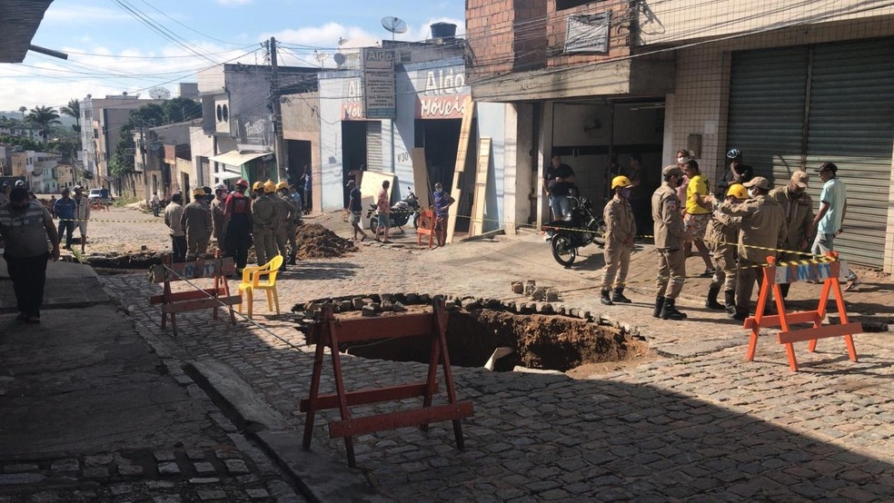 Encontrado corpo de mulher desaparecida após cair em buraco, em Pernambuco