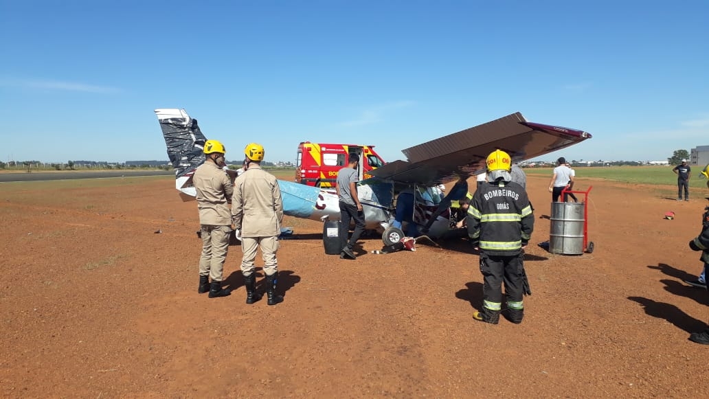 Bombeiros resgatam vítimas de acidente com avião monomotor