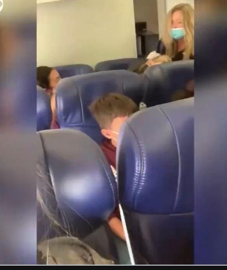 Aeromoça é agredida por passageira e perde dois dentes