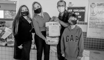Famílias de unidade escolar da rede municipal são  beneficiadas com cestas de alimentos