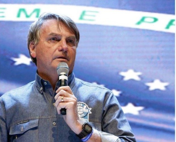 Bolsonaro ignora denúncias e volta a falar sobre volta do voto impresso