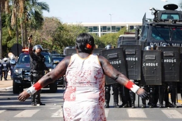Confronto deixa indígenas feridos e policial atingido com flecha em manifestação em Brasília