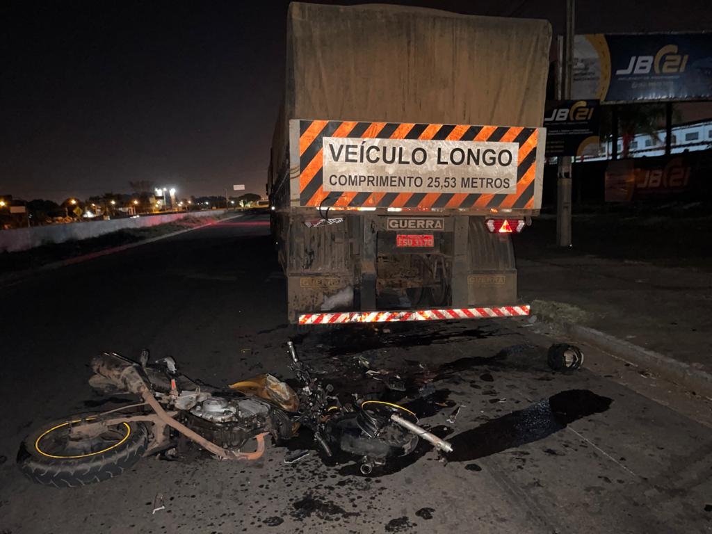 Motociclista morre ao bater na traseira de caminhão na BR-060