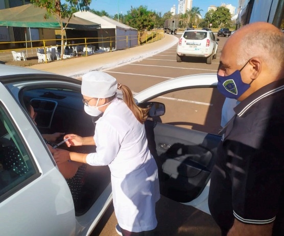 Capital prossegue vacinação em drive thru