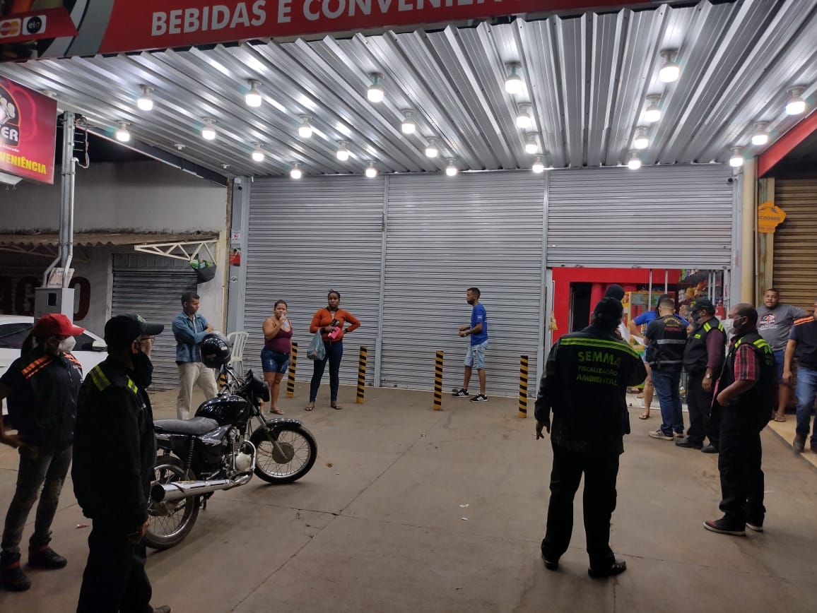 Fiscais de Aparecida interditam bares por funcionamento irregular e aglomeração