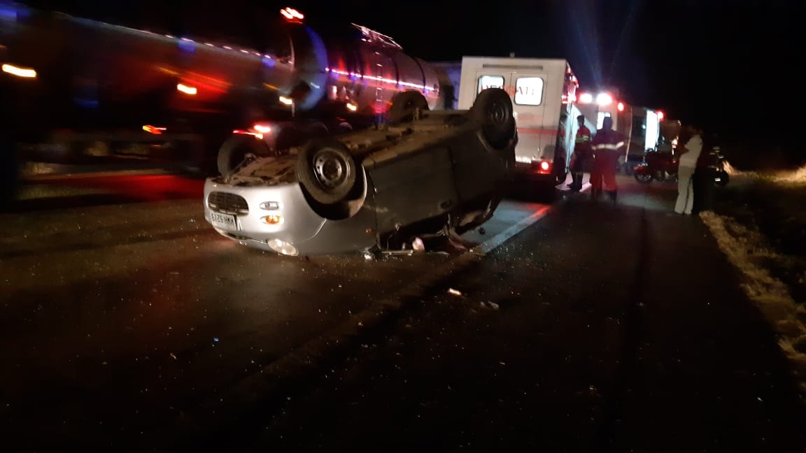 Motorista capota carro após atropelar animal e morre no acidente