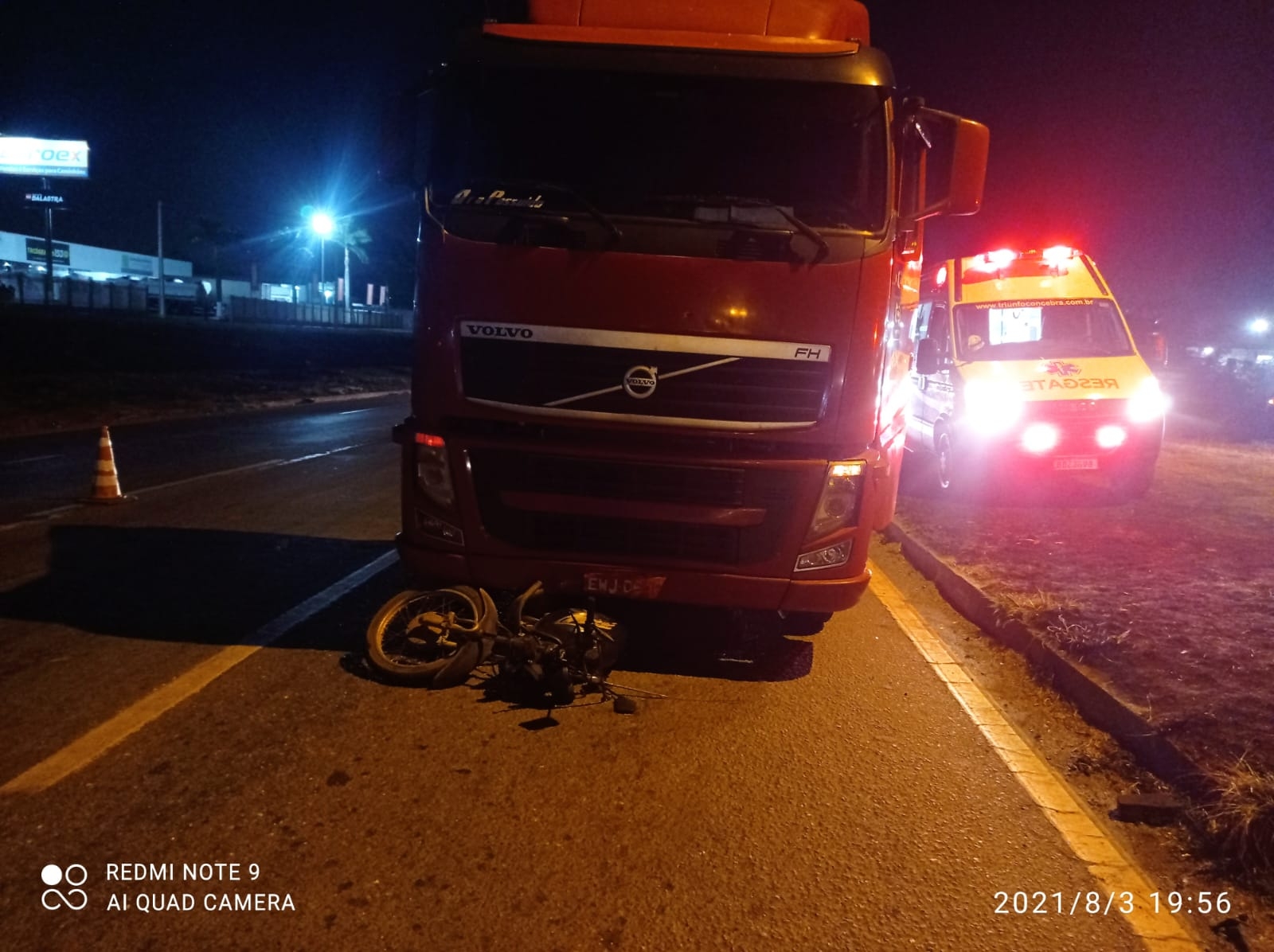 Motociclista morre ao ser atropelado e arrastado por caminhão
