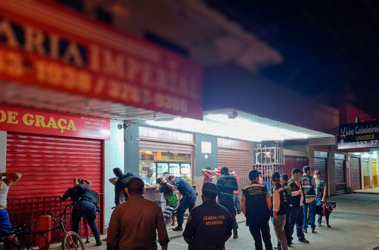 Fiscalização de Aparecida encerra festa clandestina com 9 carros com som automotivo