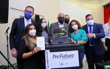 Escolas municipais de Goiânia  recebem kits tecnológicos