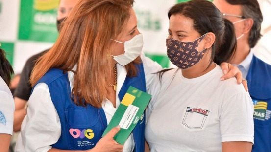 2.359 mulheres recebem  cartões "Mães de Goiás"