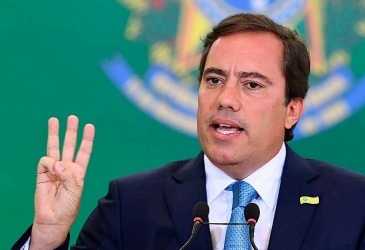Presidente da Caixa deixava braço escapar para pegar nos seios e recebeu funcionária de cueca