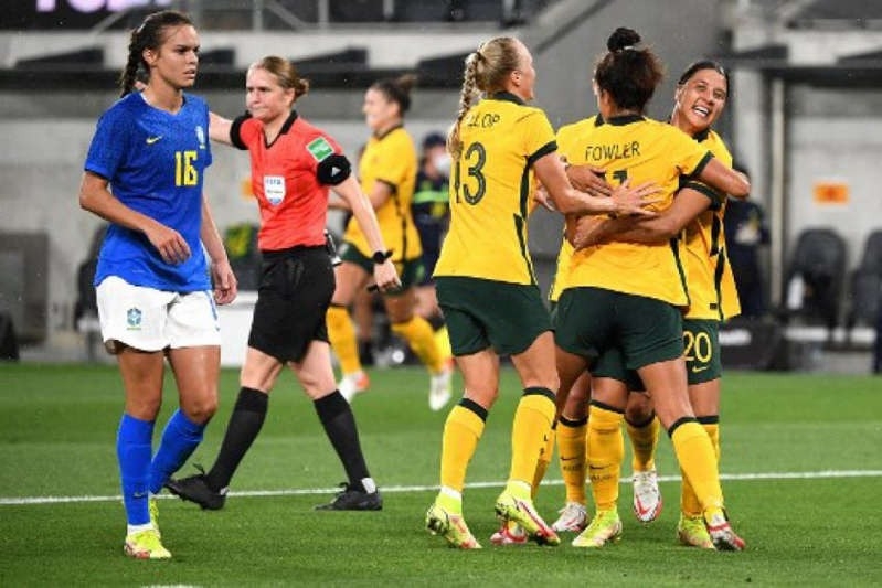 Seleção feminina esboça reação, mas perde por 3 a 1 em amistoso contra Austrália