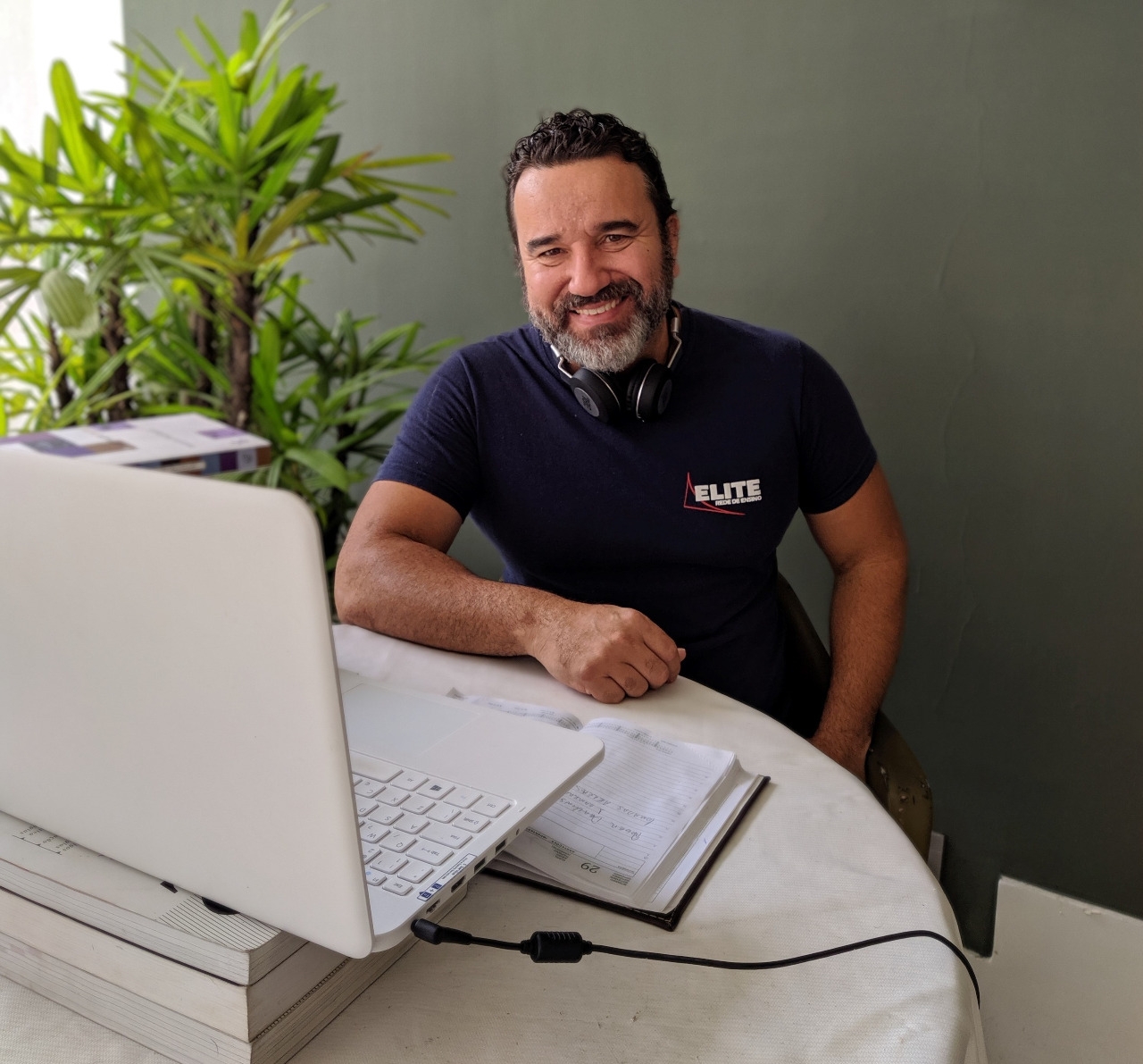 Na era dos podcast, estudantes produzem radionovelas