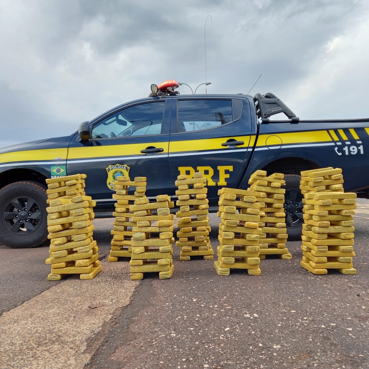 PRF detém dupla que transportava 200 quilos de maconha, em Rio Verde