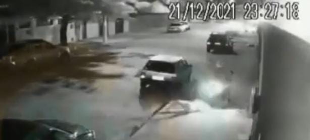 Idosa é derrubada no chão durante assalto