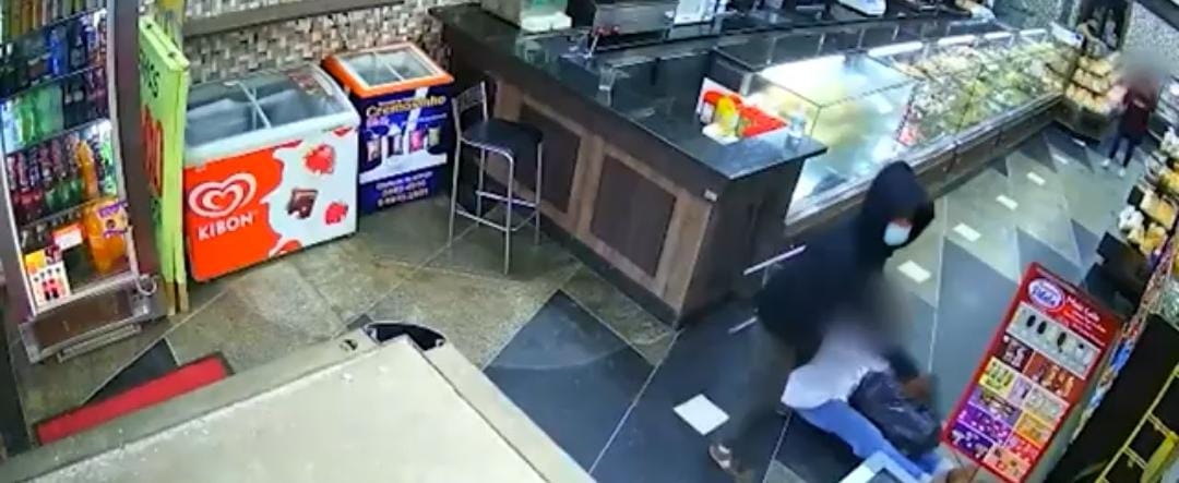 Suspeitos de agredir idoso durante assalto são presos