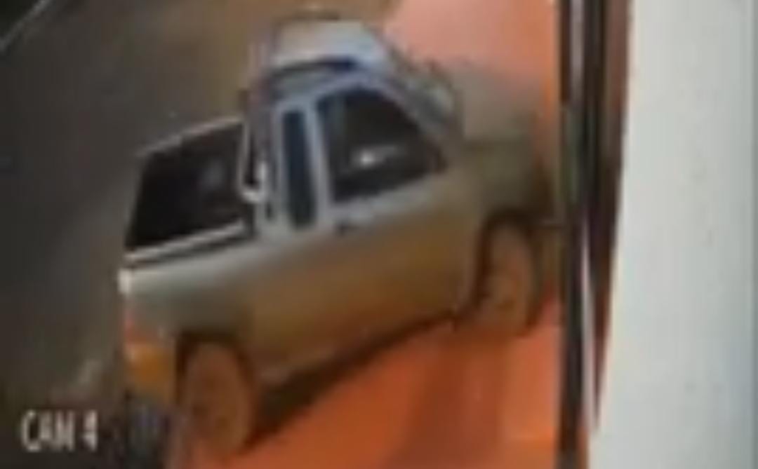 Motorista invade igreja, faz manobra e sai