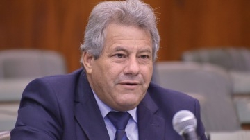 Com Covid-19, Luiz do Carmo fica isolado em casa