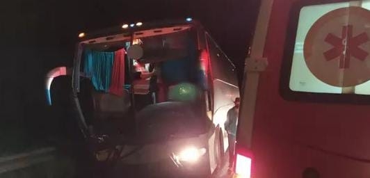 Acidente envolvendo ônibus e carro deixa ao menos seis mortos