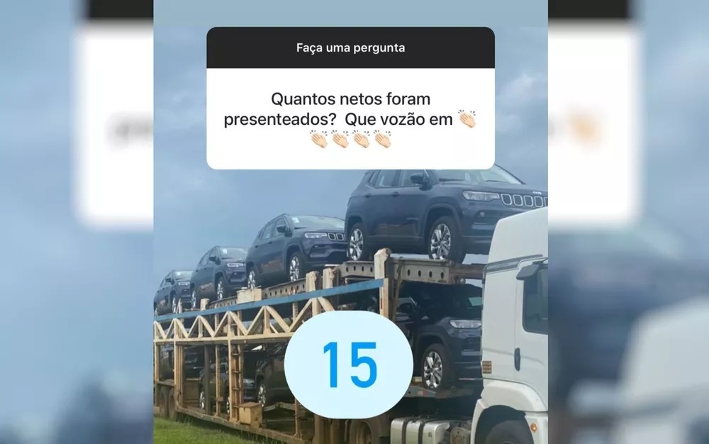Prefeito de Bom Jesus presenteia 15 netos com carros de luxo