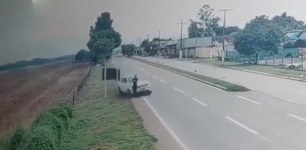 Carro atinge pedestre em acostamento de rodovia