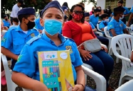 Prefeitura entrega kits escolares e anuncia reforma de Cras