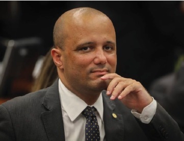 Vitor Hugo vai se filiar ao PL ainda este mês