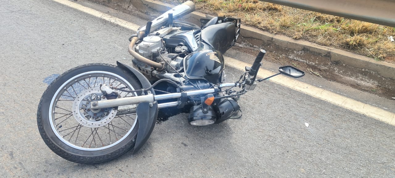Motociclista morre e garupa fica gravemente ferido após acidente na BR-153