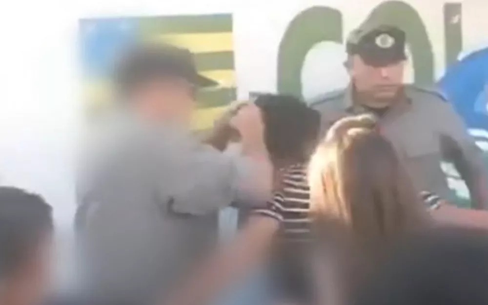 PM puxa mulher pelos cabelos e dá um soco nela em frente a colégio