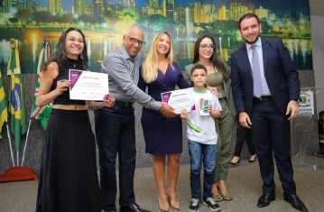 Cruz premia estudantes vencedores do concurso de redação