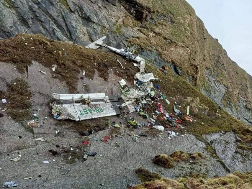 20 corpos são encontrados após queda de avião