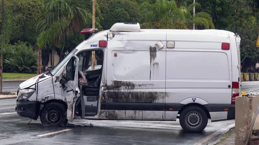 Motorista de ambulância morre na hora, após o veículo capotar