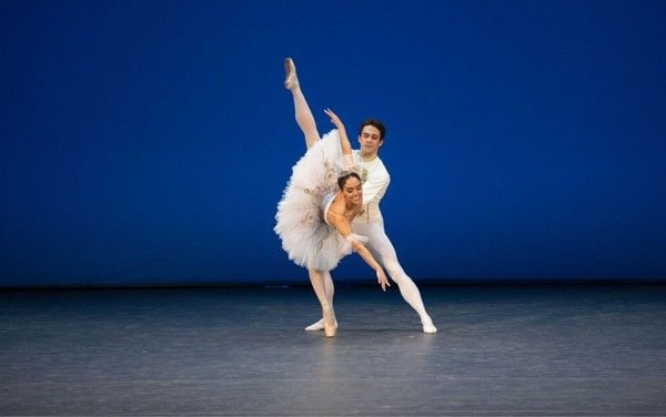 Bailarina brasileira conquista prata em competição internacional de balé na Rússia