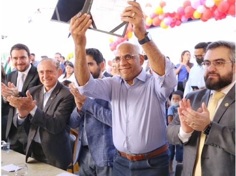 Cruz inaugura escola de tempo integral