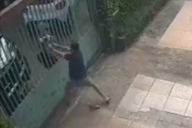Homem agride mulher no portão da casa dela