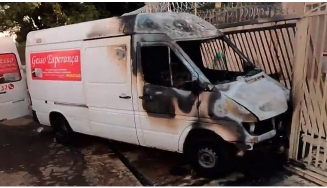 Van pega fogo, anda sozinha e atinge portão de casa, em Goiânia