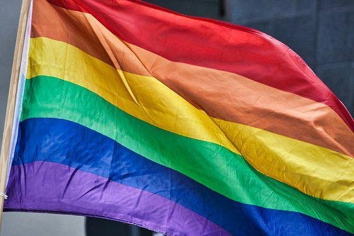 Varíola dos macacos traz preconceito, medo e muda vida de gays e bissexuais