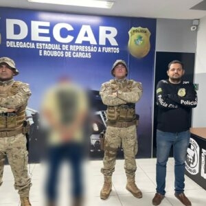 Homem é preso com pasta base de cocaína escondida em sapato