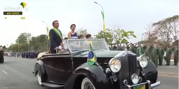 Bolsonaro e Michelle participam de desfile em Brasília