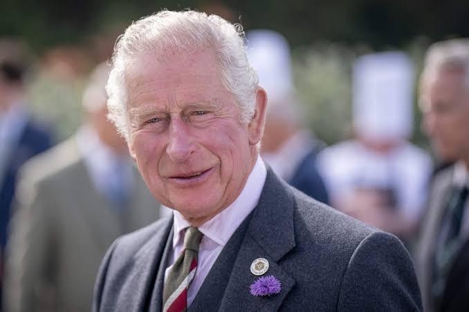 Um homem foi preso após furar barreira de segurança de rei Charles III