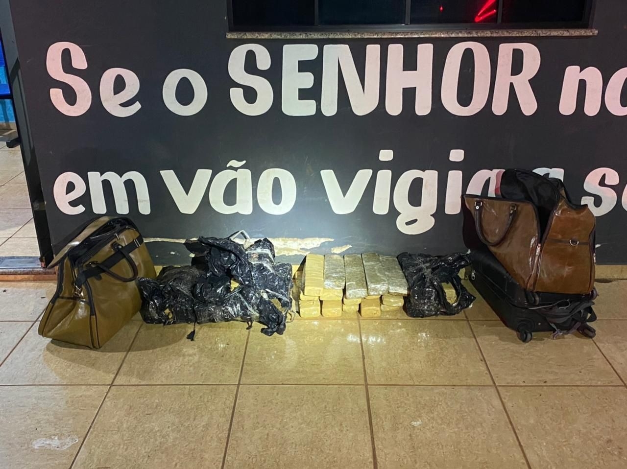 Polícia encontra drogas em ônibus interestadual em Goiás