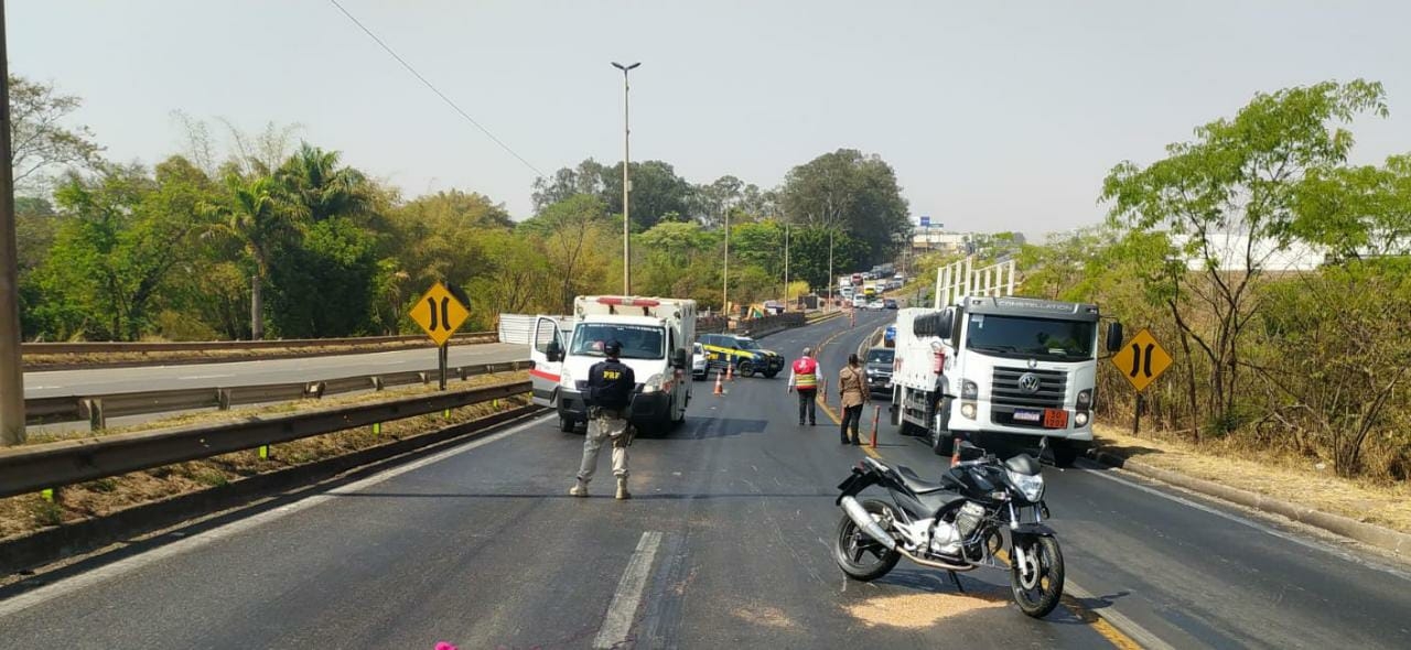 Motociclista morre após cair na pista e ser atropelado por caminhão