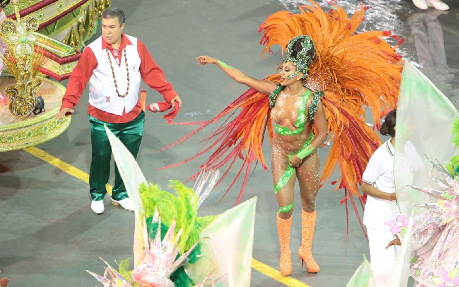 Madrinha da X-9 Paulistana continua desfile após queda de tapa-sexo